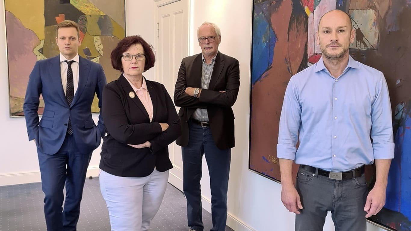 Anwalt Fabian Tietz (links) mit den Wirecard-Geprellten Sabine Mulla, Wolfgang Sandkötter und Detlef Neumann.