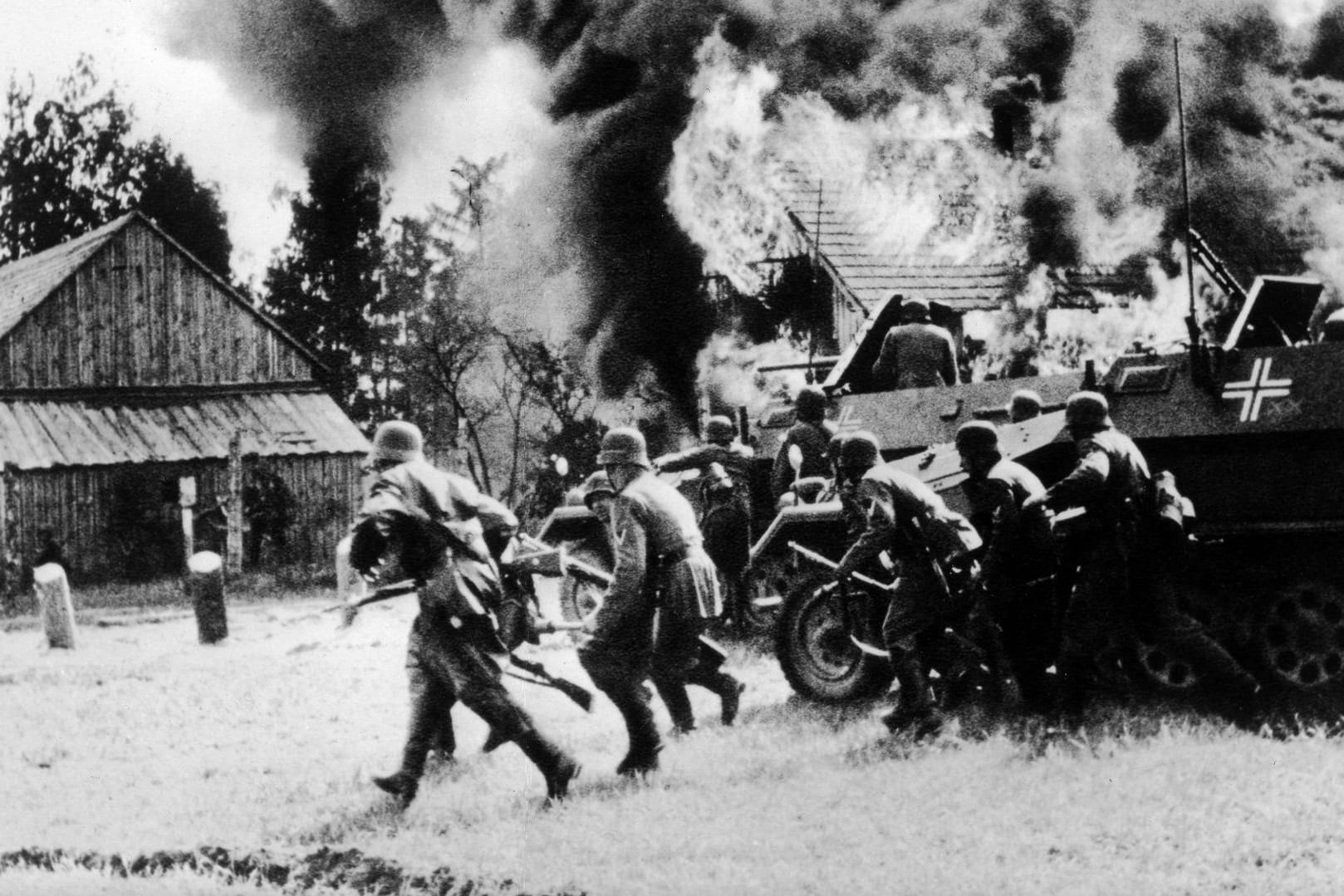 Deutsche Soldaten greifen im September 1939 eine polnische Ortschaft an.