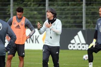 Vorbereitung: Bundestrainer Löw (M.) mit Julian Draxler (l.) und Torwart Oliver Baumann.