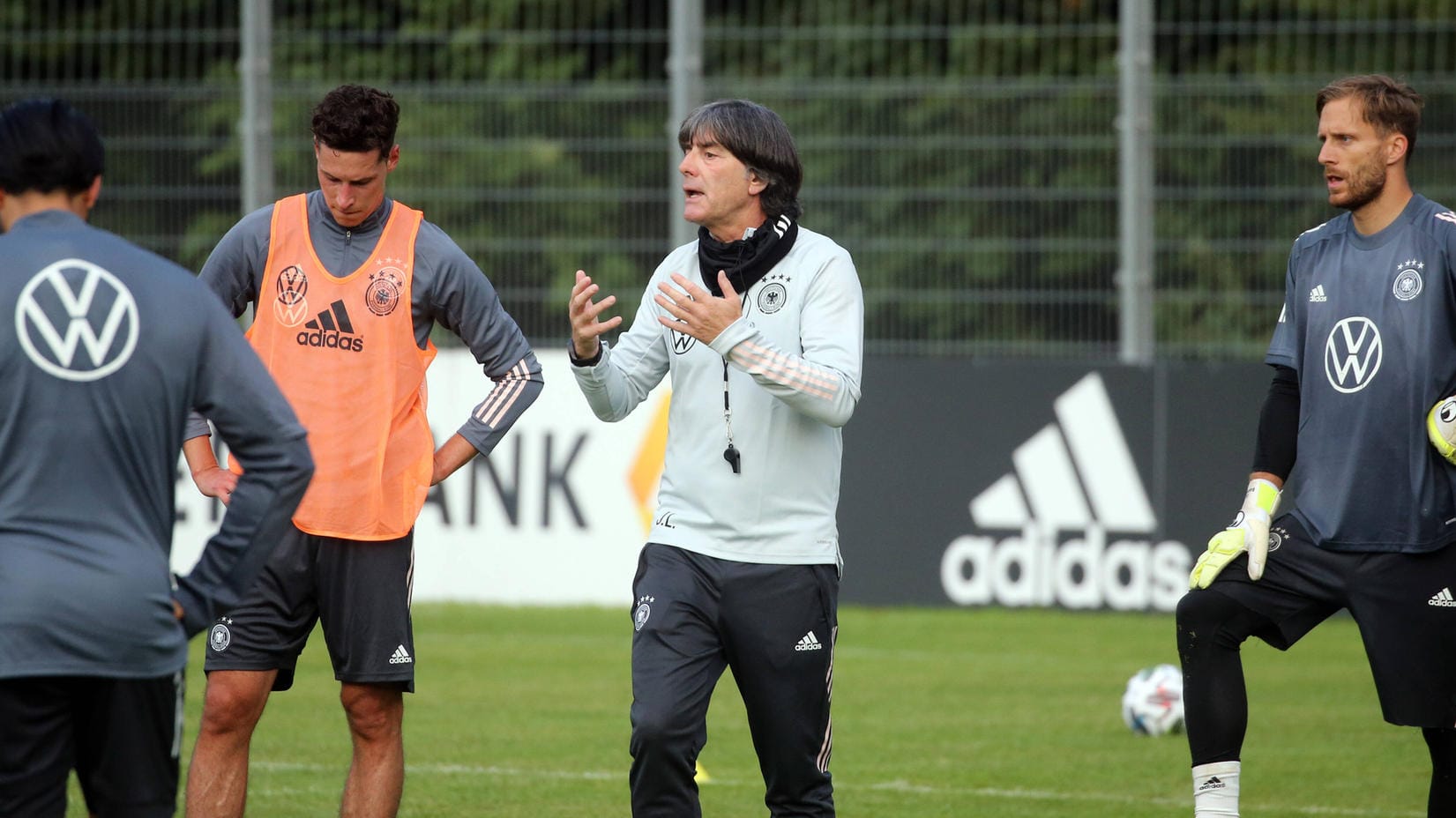 Vorbereitung: Bundestrainer Löw (M.) mit Julian Draxler (l.) und Torwart Oliver Baumann.