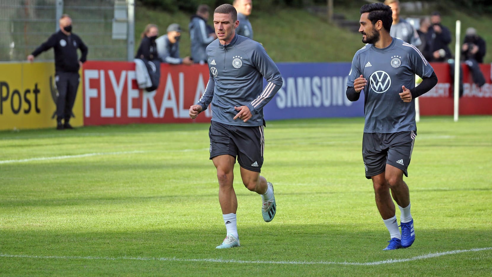 Neuling Robin Gosens (l.) im Training neben Ilkay Gündogan: Der Verteidiger von Atalanta Bergamo wird sein Länderspiel-Debüt feiern.