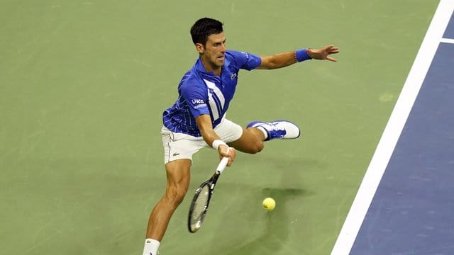Novak Djokovic hat durch seinen Sieg gegen Damir Dzumhur die zweite Runde erreicht. Novak Djokovic hat durch seinen Sieg gegen Damir Dzumhur die zweite Runde erreicht.