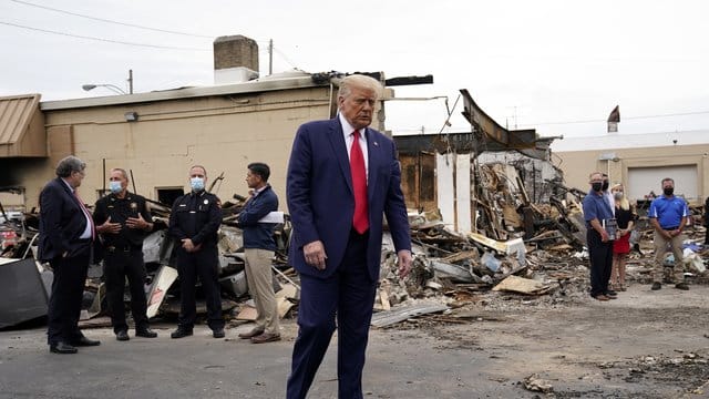 US-Präsident Donald Trump (M) ist nach Kenosha im US-Bundesstaat Wisconsin gereist.