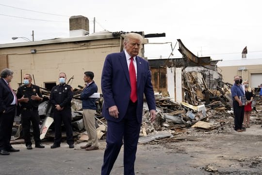 US-Präsident Donald Trump (M) ist nach Kenosha im US-Bundesstaat Wisconsin gereist.