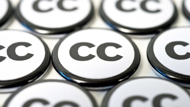 Hinter Creative Commons (CC) stecken Lizenzverträge, die es Urhebern ermöglichen, ihre Werke mit einer pauschalen Erlaubnis freizugeben. Hinter Creative Commons (CC) stecken Lizenzverträge, die es Urhebern ermöglichen, ihre Werke mit einer pauschalen Erlaubnis freizugeben.