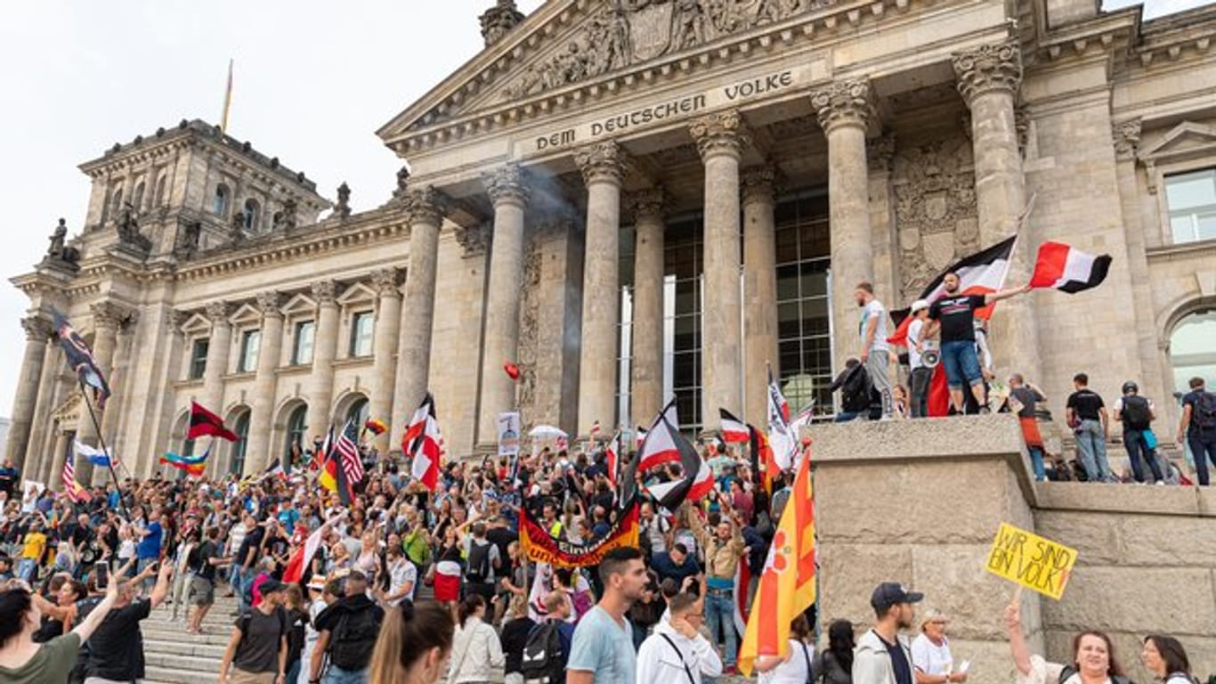 Triumphierende Demonstranten mit Reichsflaggen auf der Treppe des Parlaments: Die Vorfälle während der Corona-Proteste sorgen für einen Aufschrei der Empörung in der Politik.