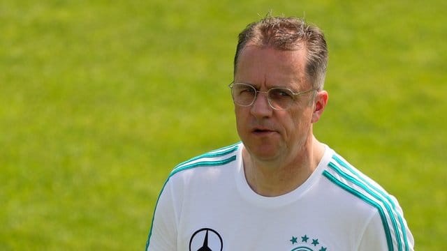 Tim Meyer ist der Teamarzt der deutschen Fußball-Nationalmannschaft. Tim Meyer ist der Teamarzt der deutschen Fußball-Nationalmannschaft.