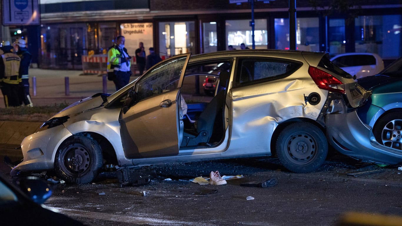 Ein beschädigter PKW steht an der Kreuzung Kurfürstendamm Cicerostraße: Bei dem Unfall war der Wagen von der Seite getroffen worden und landete auf dem Dach.