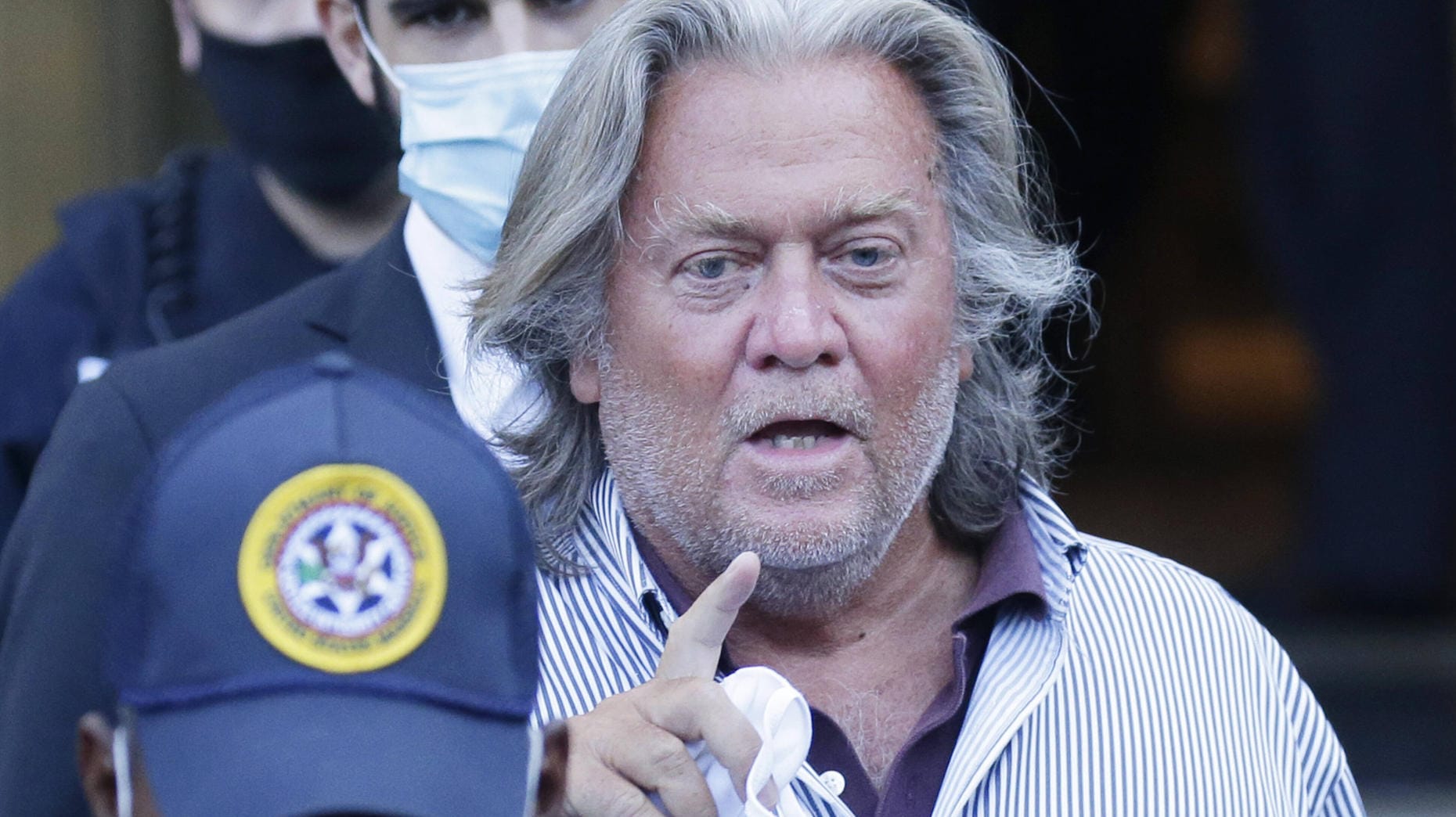 Steve Bannon vor dem Gerichtsgebäude in New York: Derzeit ist der angeklagte Ex-Trump-Berater auf Kaution frei. Steve Bannon vor dem Gerichtsgebäude in New York: Derzeit ist der angeklagte Ex-Trump-Berater auf Kaution frei.