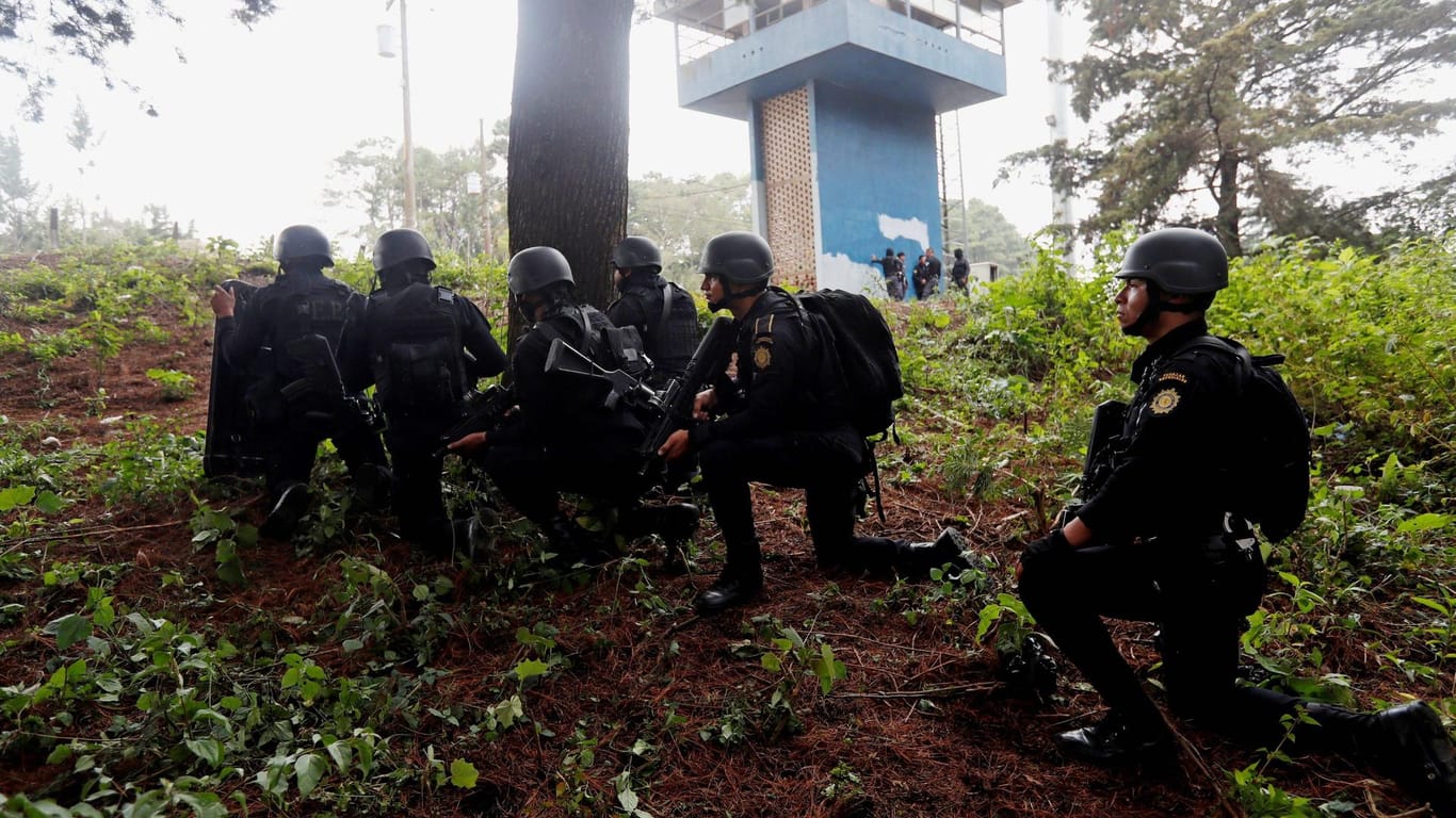 Polizeieinsatz bei einem früheren Gefangenenaufstand in Guatemala (Symbolbild): Am Montag wurden rund 2.000 Polizisten um ein Hochsicherheitsgefängnis zusammengezogen.