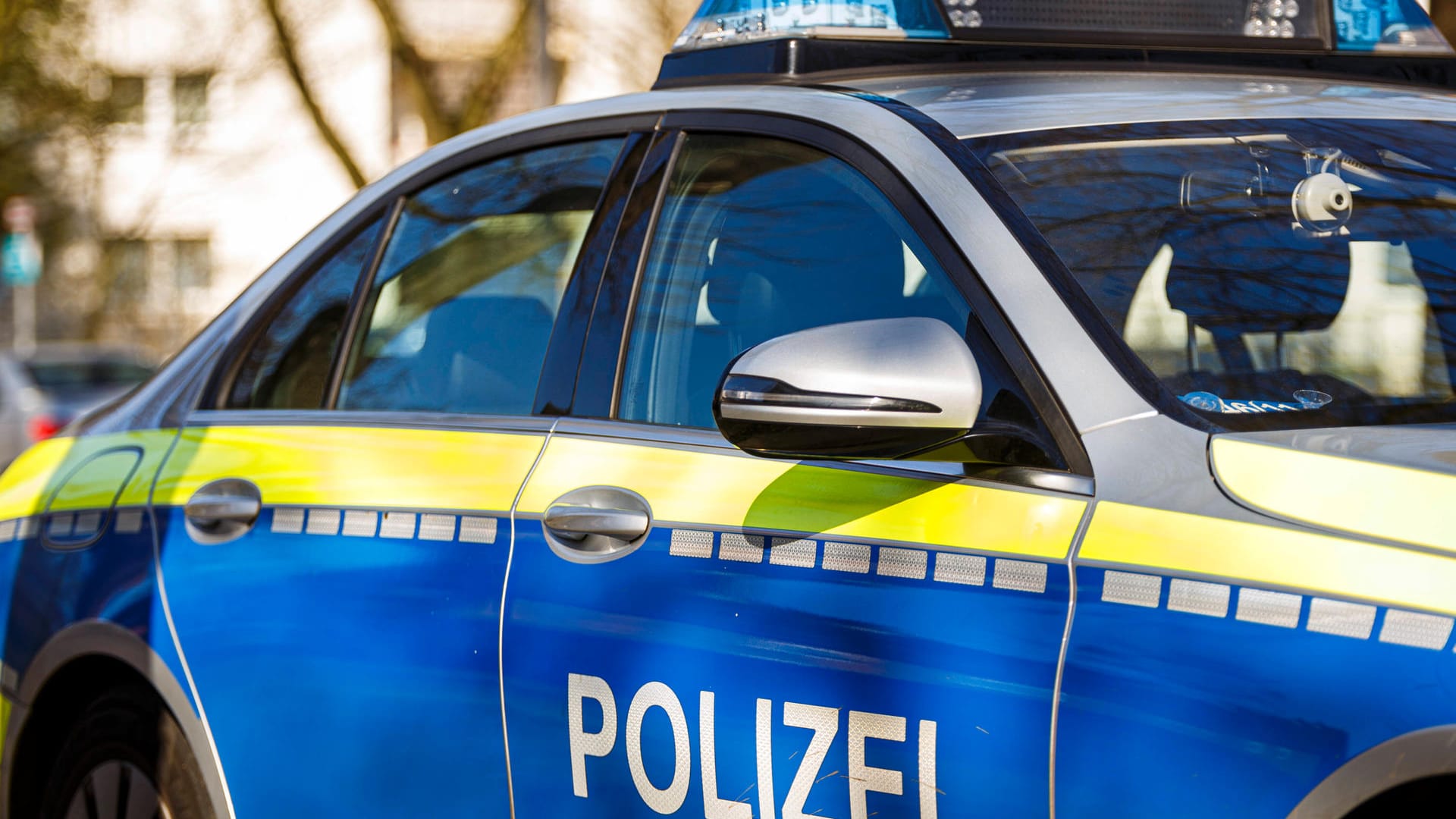 Ein Polizeifahrzeug im Einsatz (Symbolfoto): Eine junge Fahrradfahrerin starb am Montag im Kreis Gütersloh, als sie ein Zug erfasste.