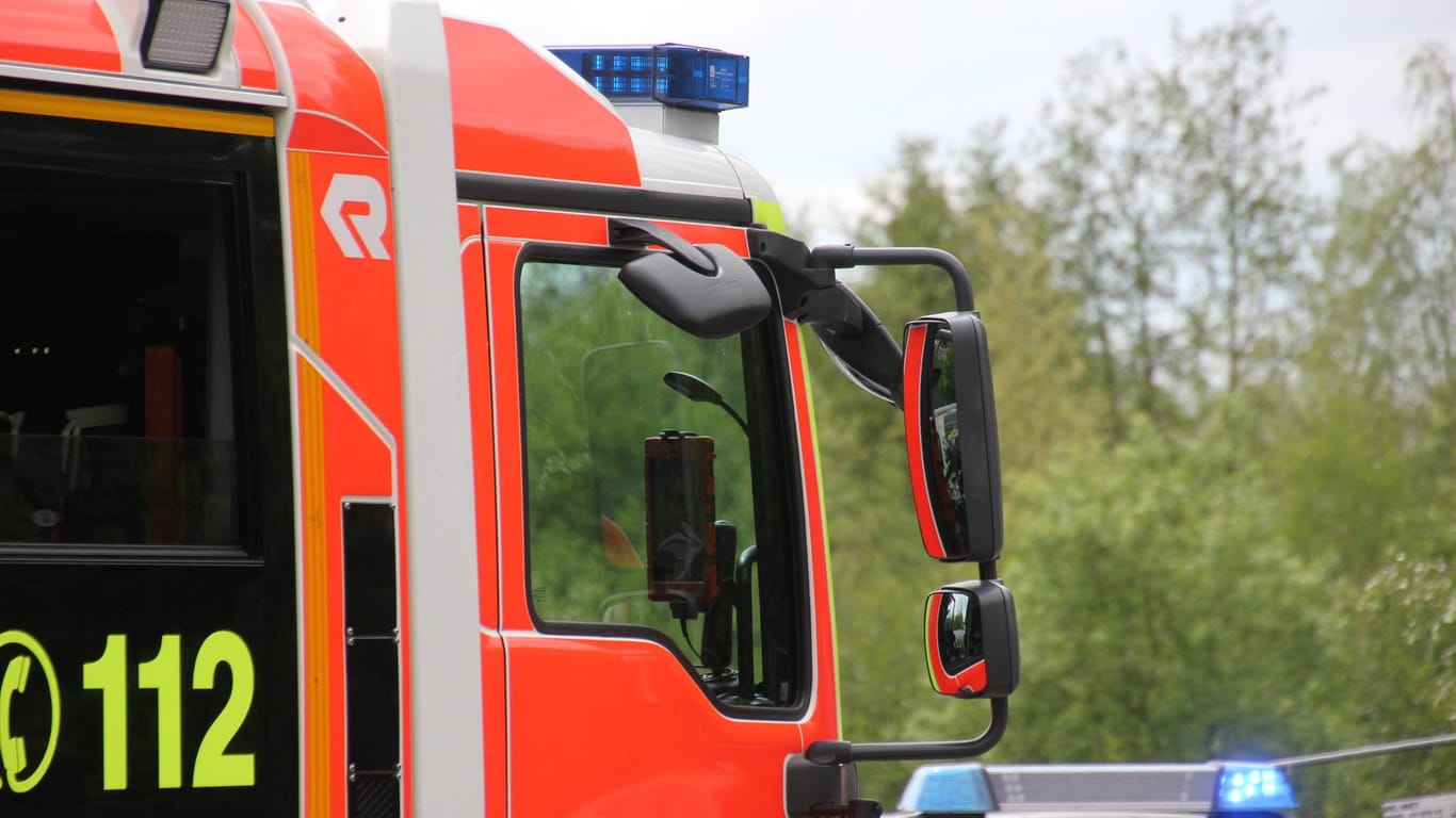 Ein Einsatzfahrzeug der Feuerwehr (Symbolbild): Auf der A57 bei Köln hat sich ein schwerer Unfall ereignet.