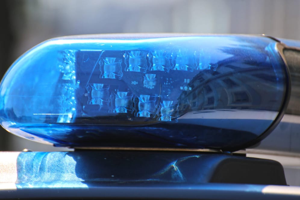 Blaulicht auf einem Polizeiwagen (Symbolbild): In Mainz haben mehrere Heranwachsende ein Paar belästigt.