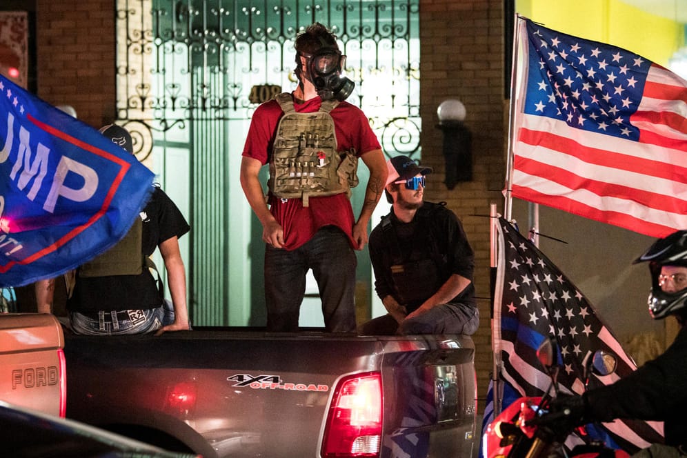 Der Konvoi der Rechtsextremisten in Portland: Von ihren Fahrzeugen schossen sie mit Paintball-Waffen und Pfefferspray. Dann wurde einer von ihnen erschossen.