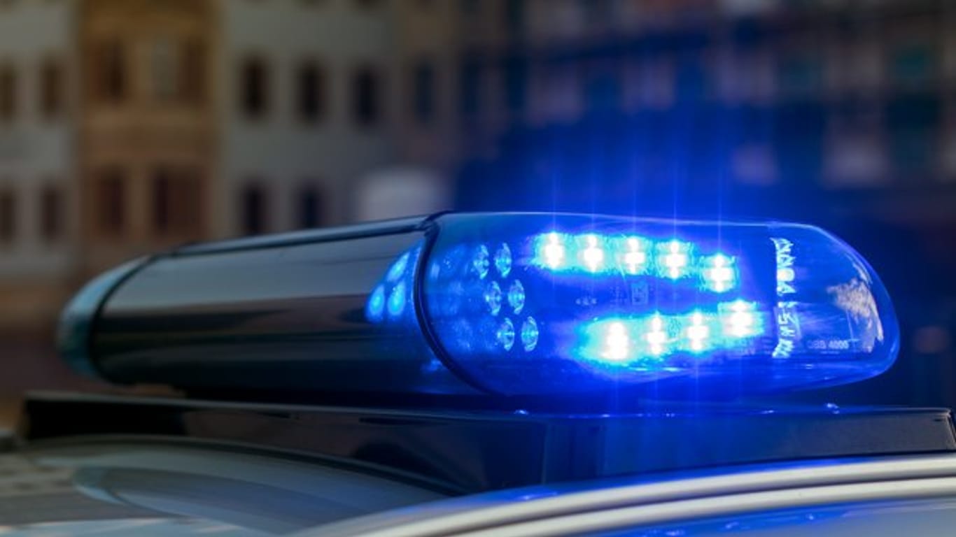 Blaulicht auf einem Fahrzeug der Polizei (Symbolbild): Im Saarlouis-Kreis wurde nach einem 13-jährigen Mädchen gesucht. Sie ist wieder aufgetaucht.