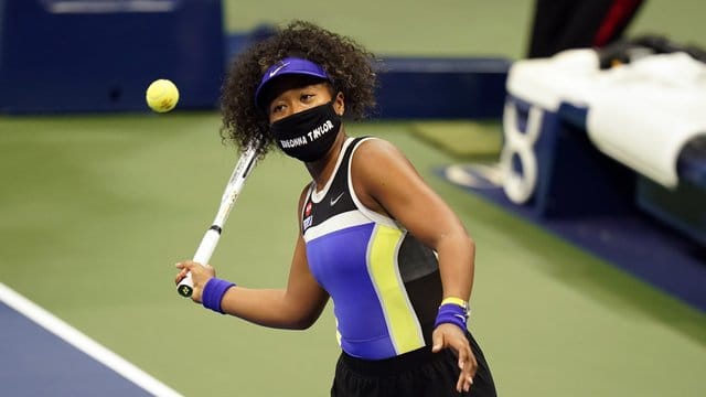 Naomi Osaka trug einen Mund-Nase-Schutz, auf dem der Name Breonna Taylor stand. Naomi Osaka trug einen Mund-Nase-Schutz, auf dem der Name Breonna Taylor stand.