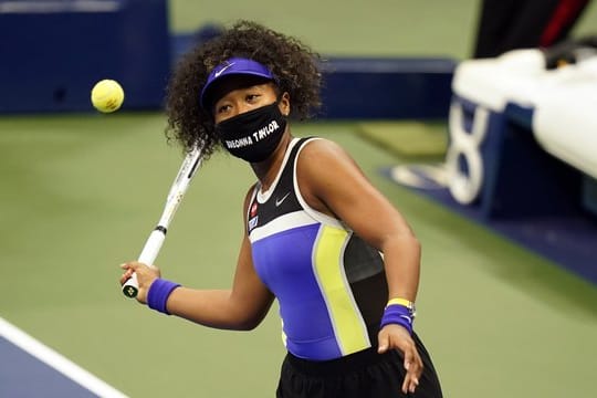 Naomi Osaka trug einen Mund-Nase-Schutz, auf dem der Name Breonna Taylor stand.