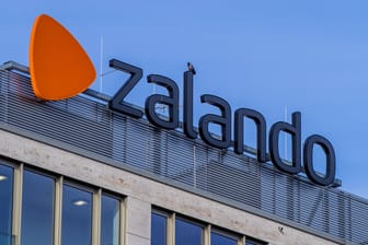 Zalando-Zentrale (Symbolbild): Rocket Internet, das an der Gründung von Zalando beteiligt war, will von der Börse verschwinden.