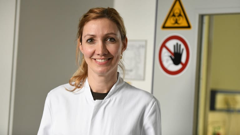 Prof. Dr. Sandra Ciesek: Sie erforscht im Labor den SARS-CoV-2-Erreger.
