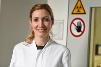 Prof. Dr. Sandra Ciesek: Sie erforscht im Labor den SARS-CoV-2-Erreger.