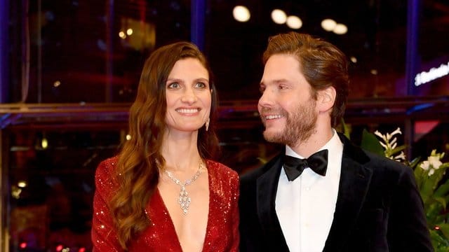 Felicitas Rombold (l) und Daniel Brühl bei der Eröffnung der Berlinale 2020.