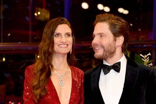 Felicitas Rombold (l) und Daniel Brühl bei der Eröffnung der Berlinale 2020.