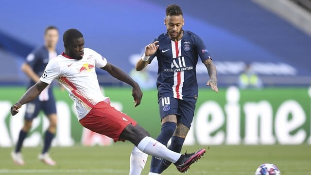 Manchester United soll Interesse am Leipziger Dayot Upamecano (l) haben. Manchester United soll Interesse am Leipziger Dayot Upamecano (l) haben.