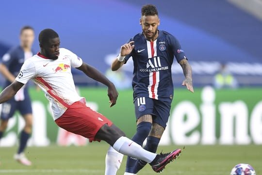 Manchester United soll Interesse am Leipziger Dayot Upamecano (l) haben.