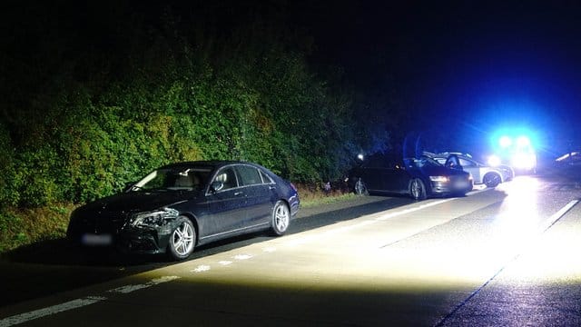 Das Fahrzeug von Ministerpräsident Kretschmann (l-r), ein Begleitfahrzeug sowie ein anderer am Unfall beteiligter Pkw stehen nach dem Unfall am Straßenrand.