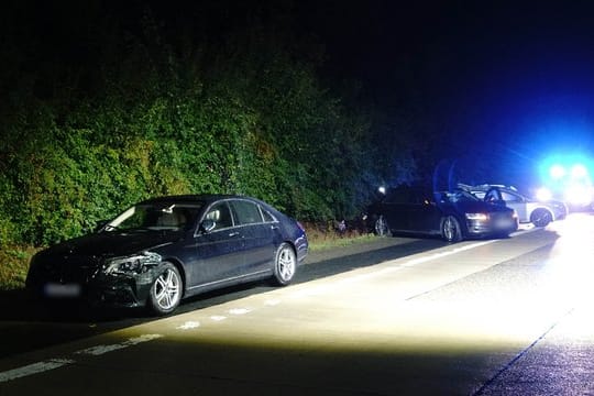 Das Fahrzeug von Ministerpräsident Kretschmann (l-r), ein Begleitfahrzeug sowie ein anderer am Unfall beteiligter Pkw stehen nach dem Unfall am Straßenrand.