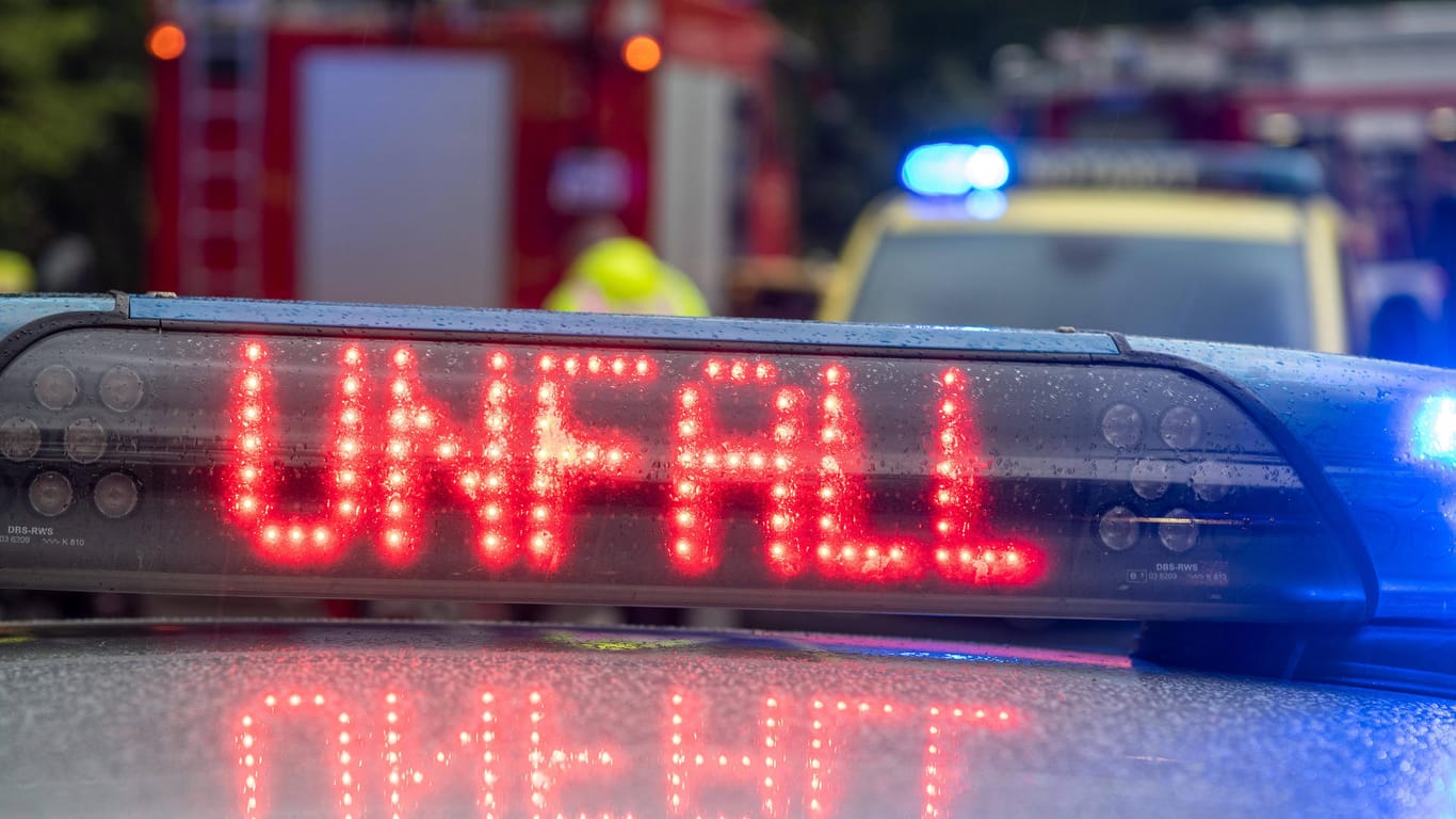 "Unfall" steht in Leuchtschrift auf einem Polizeiwagen (Symbolbild): In Düsseldorf ist eine Dreijährige schwer verletzt worden.