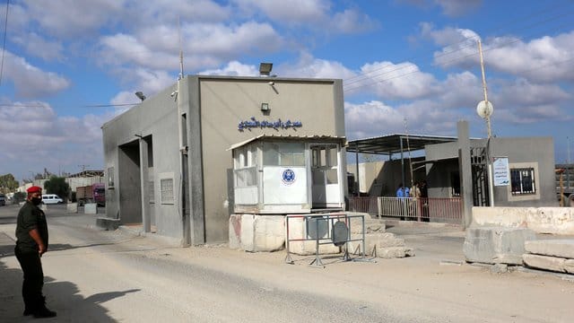 Ein Mitglied der Sicherheitskräfte der palästinensischen Hamas steht am Grenzübergang Kerem Schalom. Ein Mitglied der Sicherheitskräfte der palästinensischen Hamas steht am Grenzübergang Kerem Schalom.