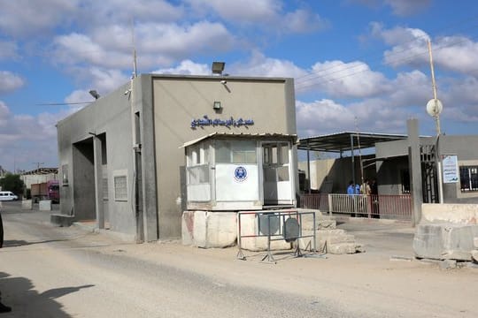 Ein Mitglied der Sicherheitskräfte der palästinensischen Hamas steht am Grenzübergang Kerem Schalom.