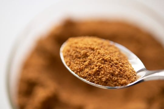 Mit einer schönen Karamell-Note: Kokosblütenzucker kann für Desserts und Kuchen verwendet werden.