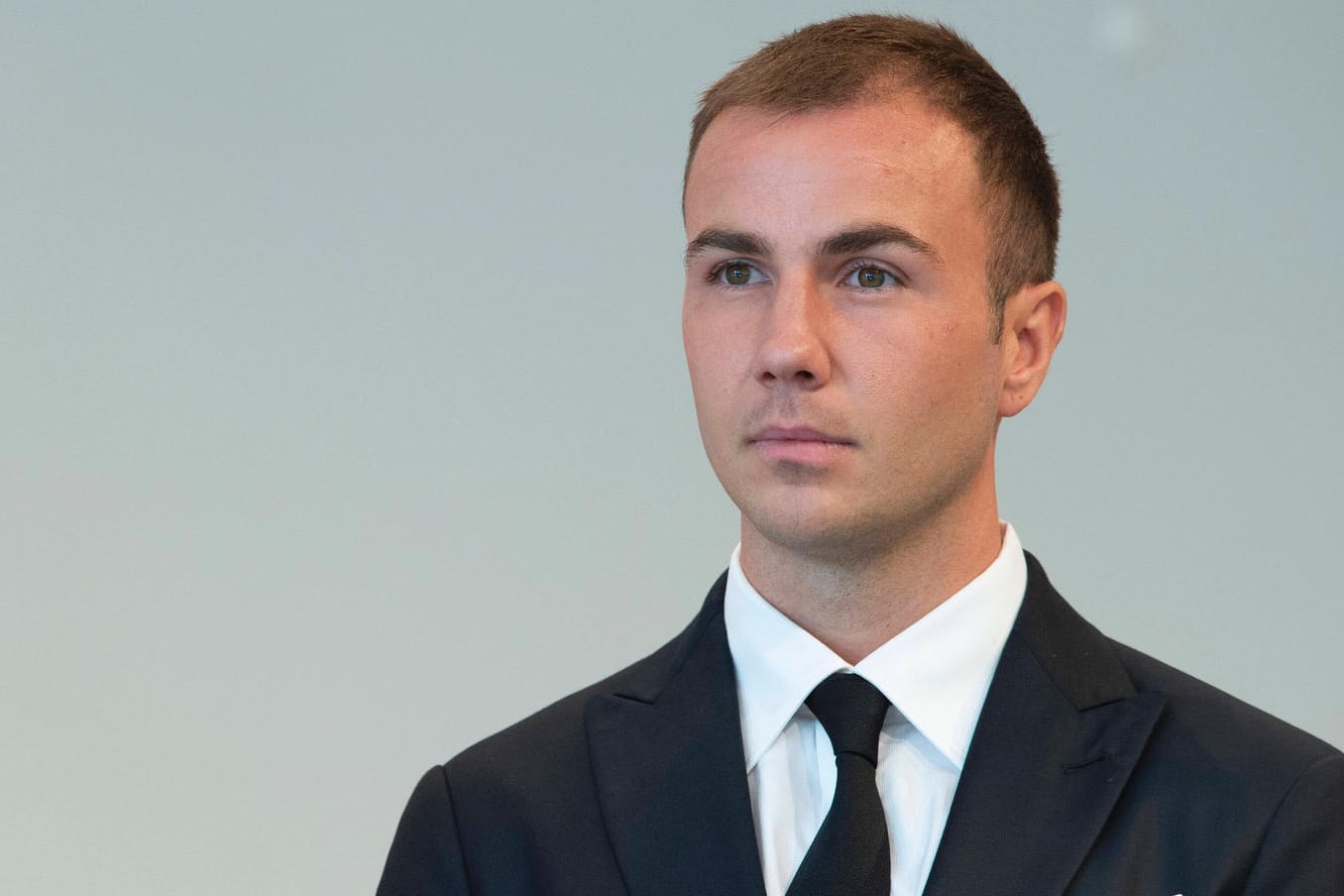 Ein Foto von Mario Götze aus dem August 2020: An dem Tag bekam er den Verdienstorden Nordrhein-Westfalens für "herausregendes ehrenamtliches Engagement" in Köln verliehen.