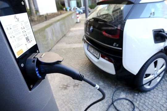 Eine bessere digitale Zusammenarbeit der Behörden soll das Antragsverfahren für E-Autos beschleunigen.