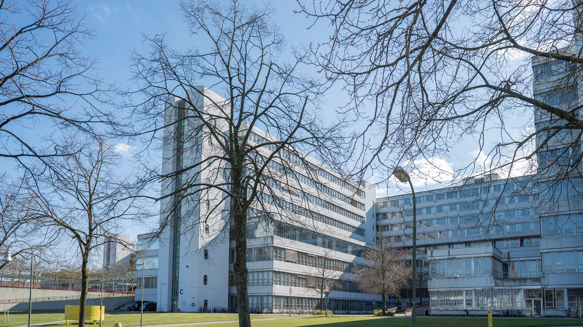 Blick auf die Universität Bielefeld: Eine Spendenaktion für Studierende in Not hat Tausende Euro eingebracht. Blick auf die Universität Bielefeld: Eine Spendenaktion für Studierende in Not hat Tausende Euro eingebracht.