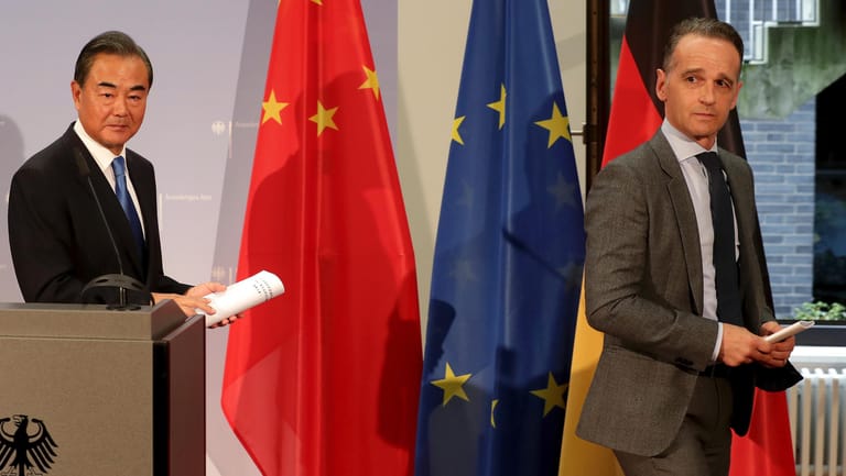 Außenminister Heiko Maas (r.) und Chinas Außenminister Wang Yi: Es herrscht Uneinigkeit in vielen zentralen Fragen.