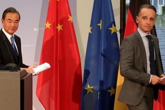 Außenminister Heiko Maas (r.) und Chinas Außenminister Wang Yi: Es herrscht Uneinigkeit in vielen zentralen Fragen.