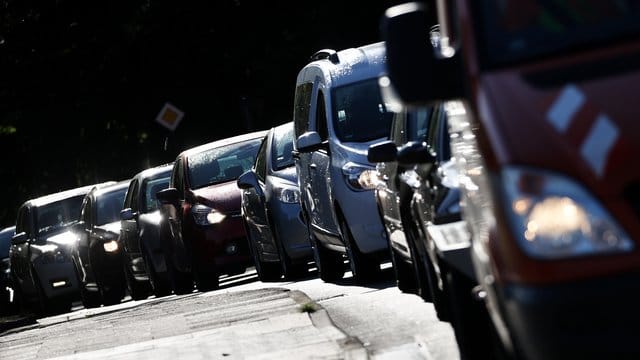 Fahrzeuge: Laut einer Studie des Umweltbundesamts sind die Lärmemissionen im Straßenverkehr höher als nötig.