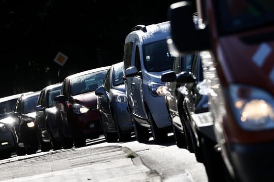 Fahrzeuge: Laut einer Studie des Umweltbundesamts sind die Lärmemissionen im Straßenverkehr höher als nötig.