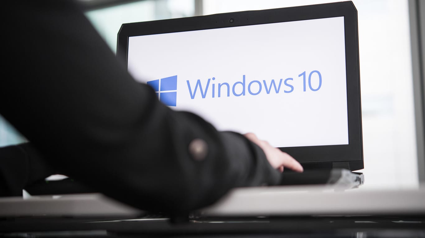 Windows-Nutzer am Laptop: Microsoft entwickelt sein Betriebssystem ständig weiter. Alte Versionen werden in den Ruhestand geschickt.