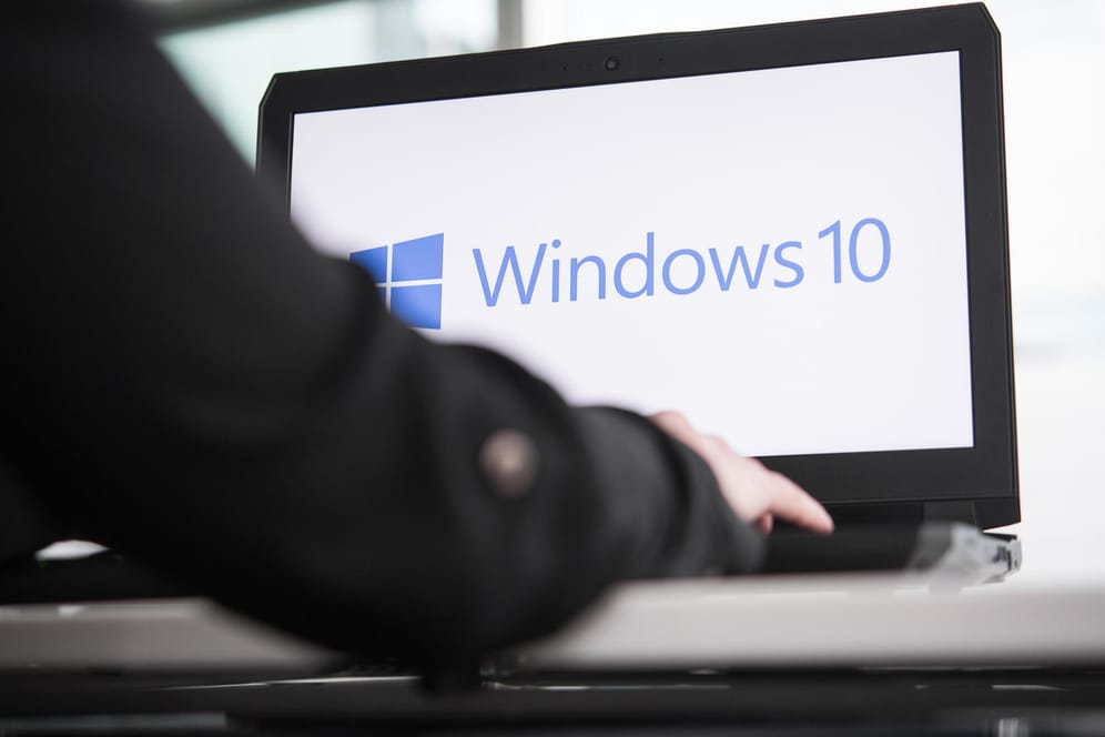 Windows-Nutzer am Laptop: Microsoft entwickelt sein Betriebssystem ständig weiter. Alte Versionen werden in den Ruhestand geschickt.