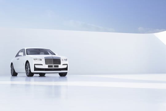 Geist ganz in Weiß: Rolls-Royce hat die zweite Generation seiner Luxuslimousine Ghost enthüllt.