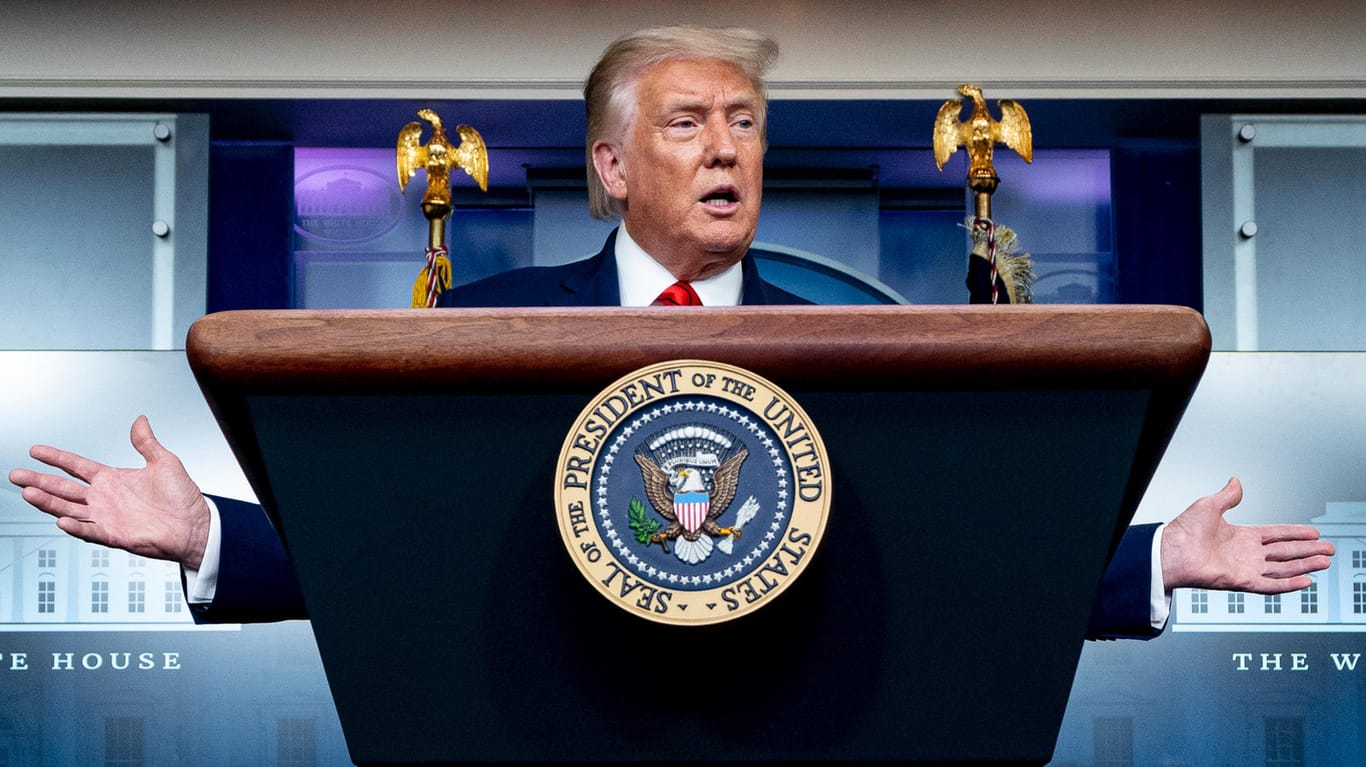 US-Präsident Donald Trump bei einer Pressekonferenz: Er sieht dunkle Mächte am Werk, die seine Gegner kontrollieren.