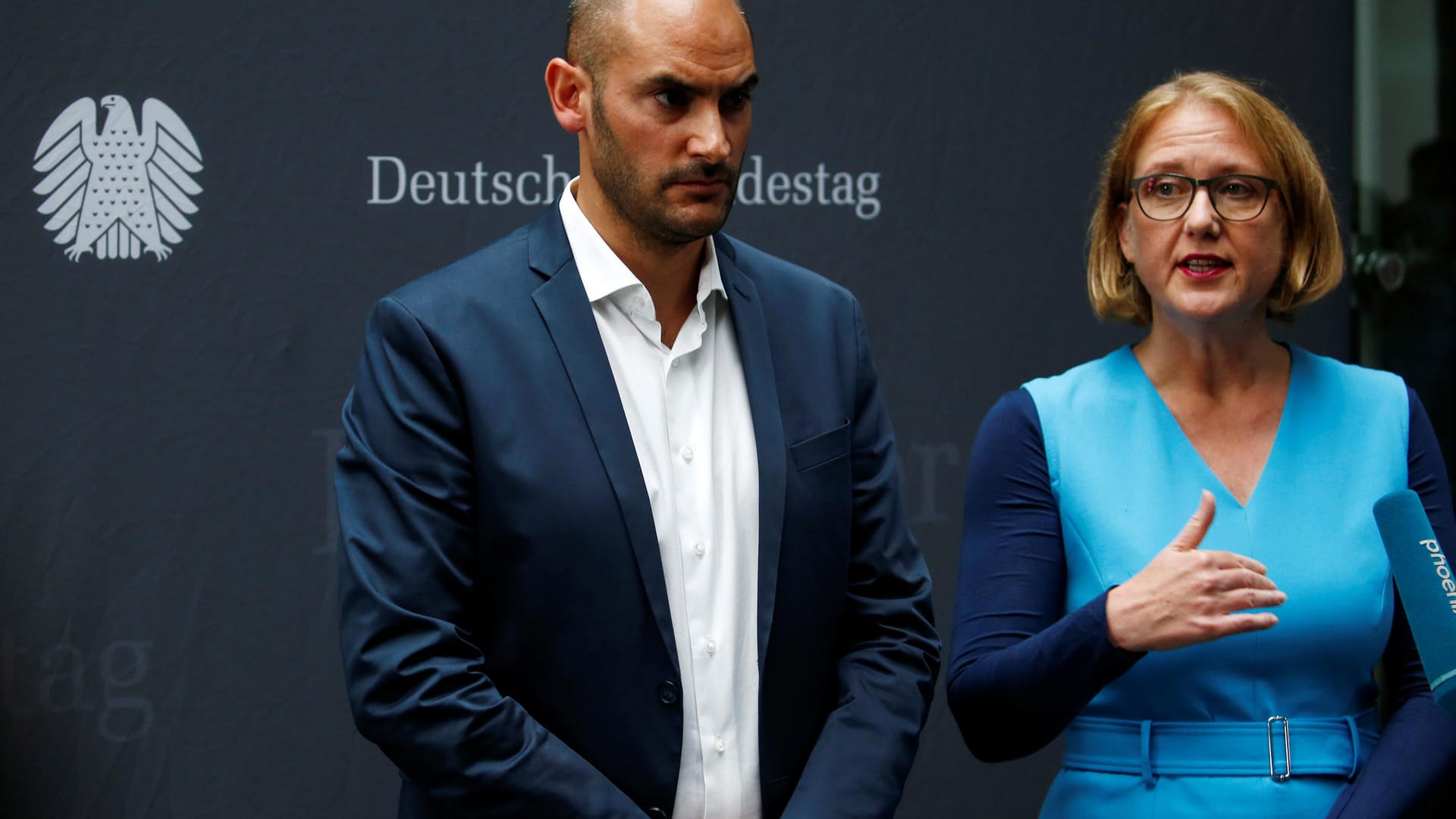 Die Grünen-Abgeordneten Danyal Bayaz (l.) und Lisa Paus (r.) sorgen sich auch um das Anleger-Vertrauen.