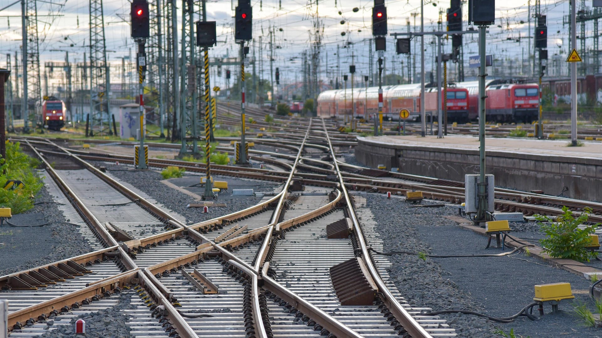 Eine Gleisanlage: In Bayern wurden zwei Männer von einem Regionalzug erfasst. (Symbolbild) Eine Gleisanlage: In Bayern wurden zwei Männer von einem Regionalzug erfasst. (Symbolbild)