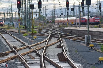 Eine Gleisanlage: In Bayern wurden zwei Männer von einem Regionalzug erfasst. (Symbolbild)