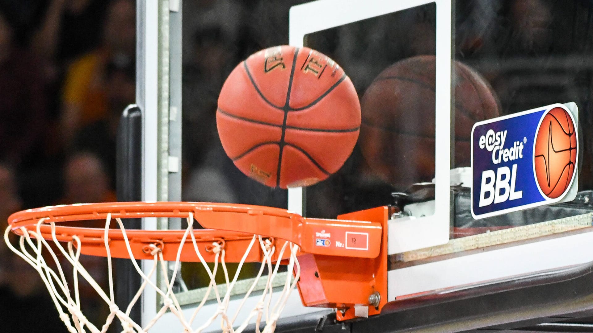 Ein Basketball fliegt in einen Korb (Symbolbild): Der Vorverkauf für die Dauerkarten von Phoenix Hagen ist gestartet.