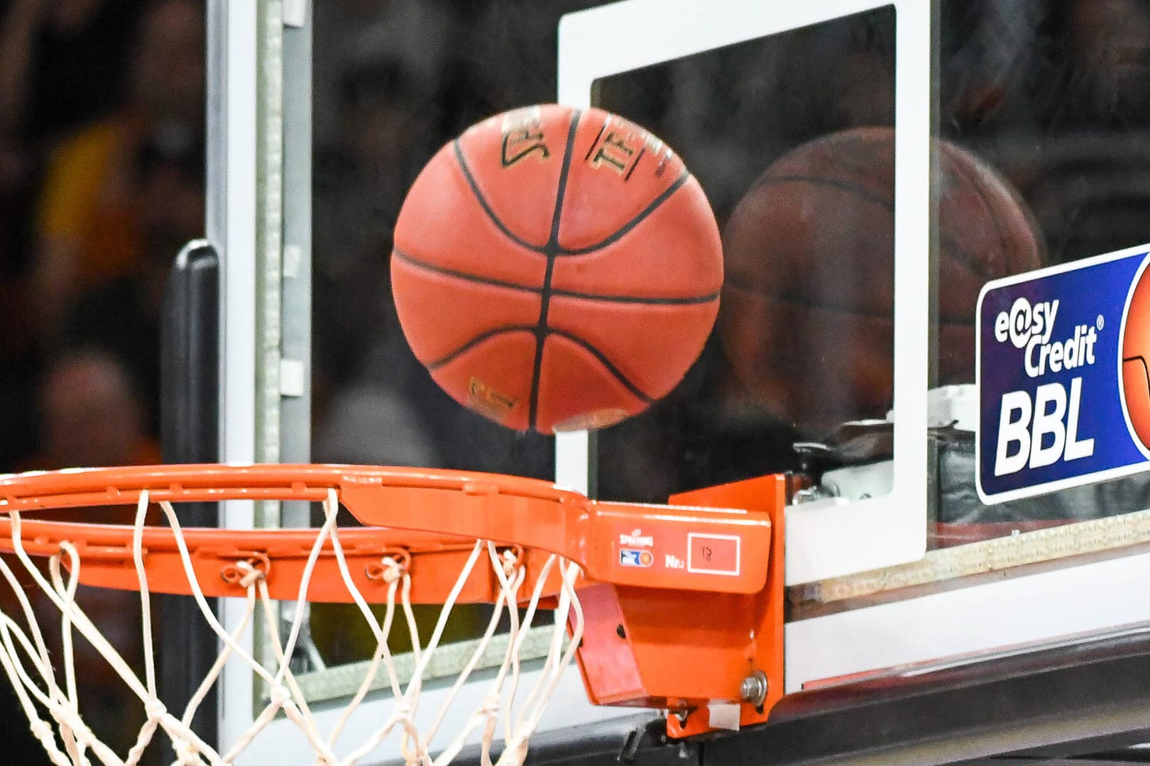 Ein Basketball fliegt in einen Korb (Symbolbild): Der Vorverkauf für die Dauerkarten von Phoenix Hagen ist gestartet.